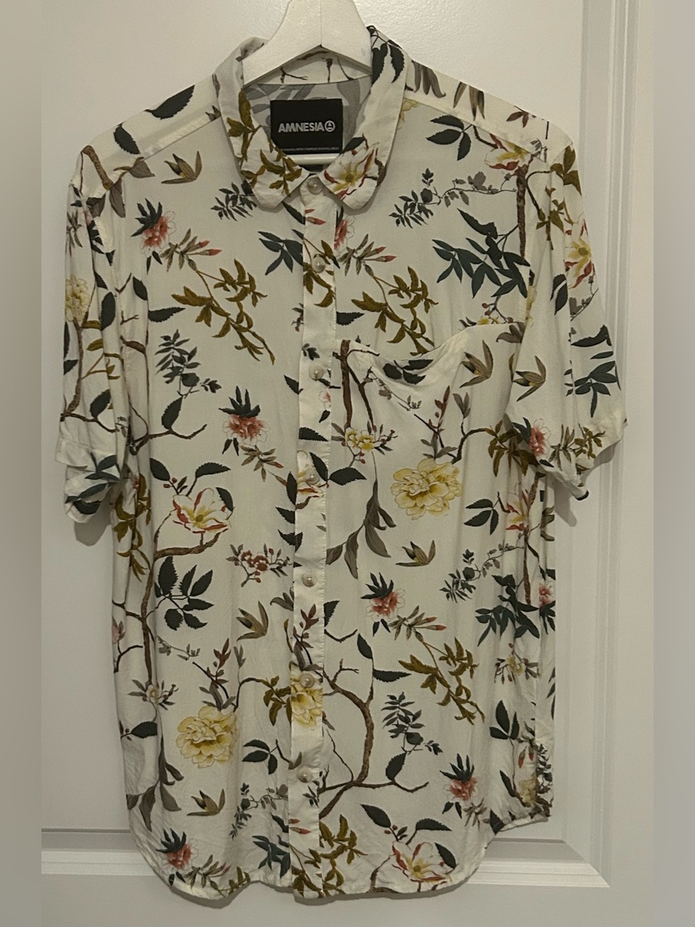 Amnesia Men’s Button Down Shirt Short Sleeve White Floral Pattern Size Medium